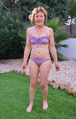 photoshooting with sexy bikini granny