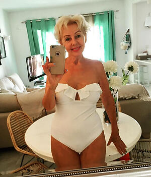 photoshooting with nude selfshot older women