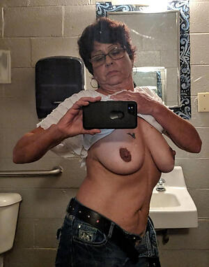 photoshooting with beautiful granny naked selfshots