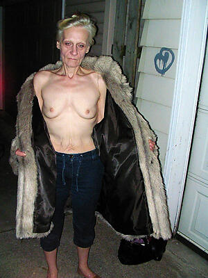 UK experienced women with small tits poses naked