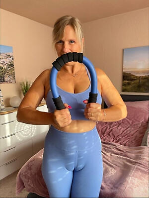 mummy cameltoe pussy show off