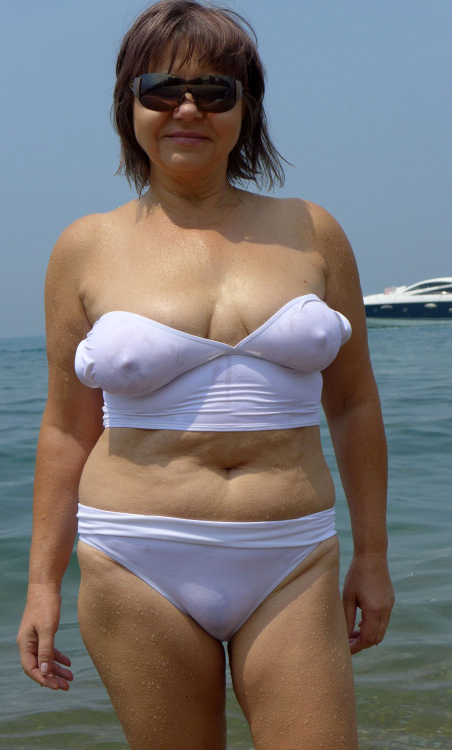 porn pics of granny exposed to the beach
